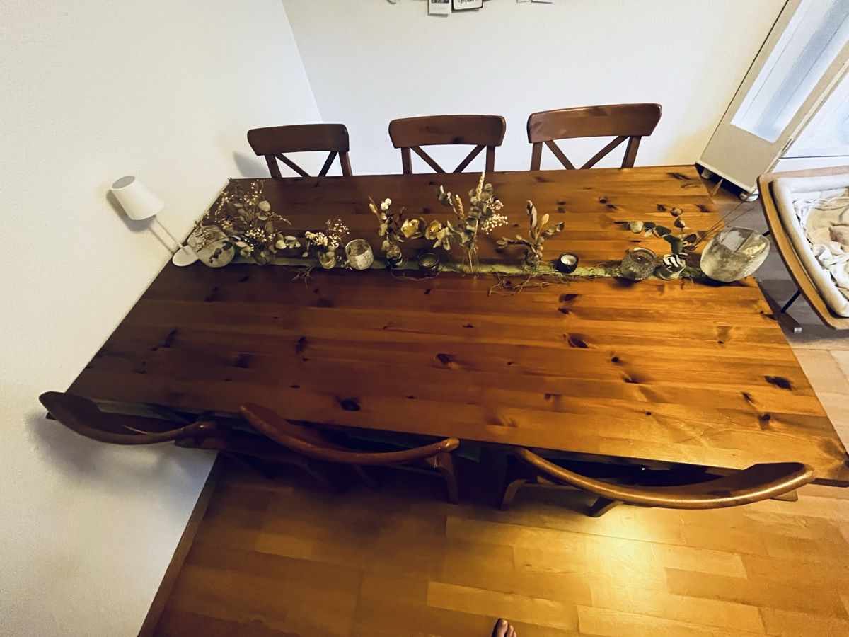 Ikea Set di tavolo e panche: Massiver Holztisch mit 6 Stühlen – Usato da Bern venduto da rahel.123 1
