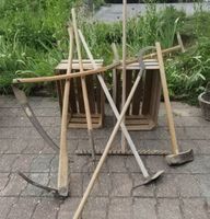 Outils de jardin et de ferme anciens