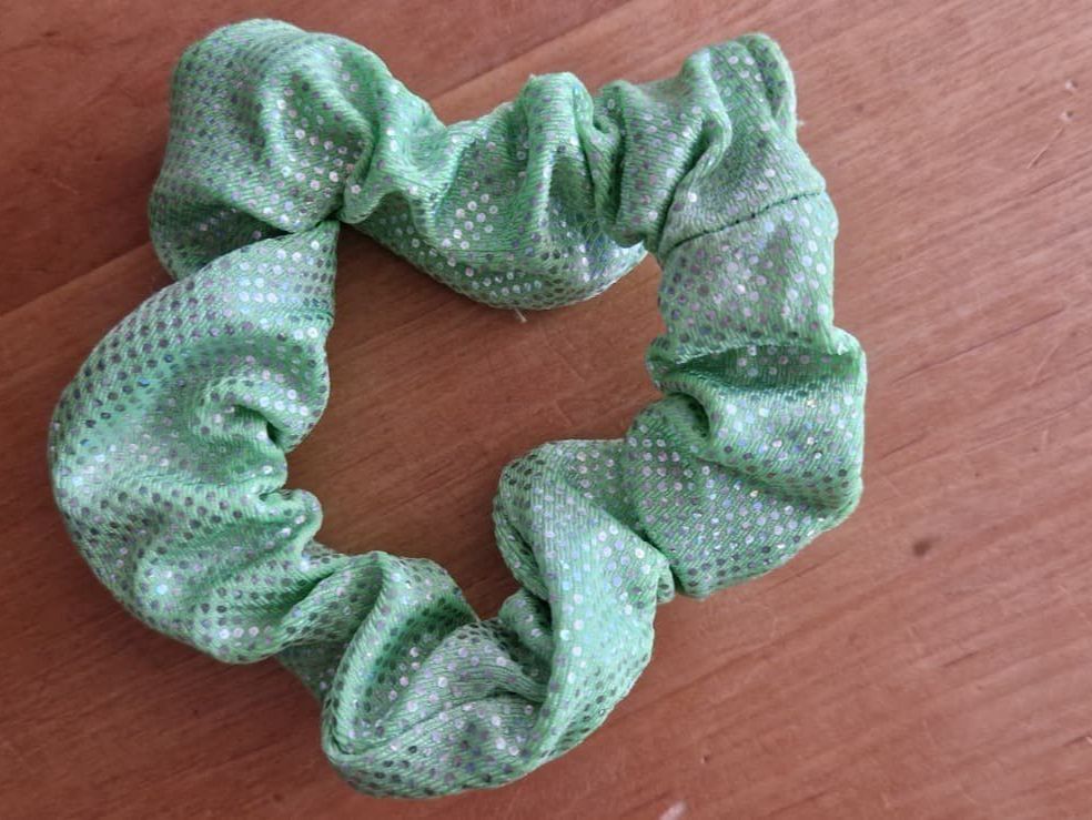 Accessoires pour cheveux: Scrunchie grün glitzer - Haargummi – D'occasion à Frauenfeld par jgh_gx6v