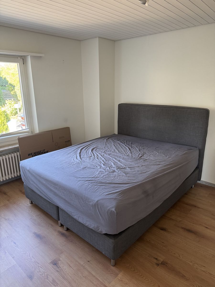 Lits: Boxspringbett grau mit Kopfteil 160x200cm – D'occasion à Winterthur par Mulaa 1