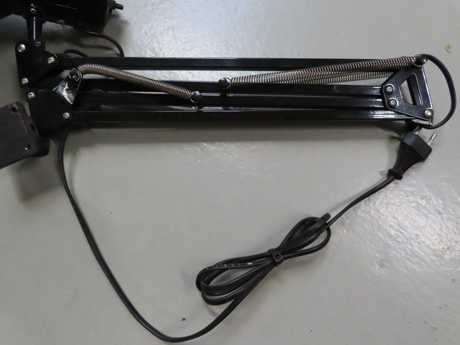 Lampade: Tischlampe mit Gelenkarm – Usato da Alpnach-Dorf venduto da Hess-Automobile 1