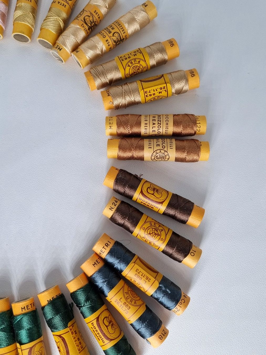 Cordicelle & Fili: 32x Vintage Seidengarn Set Blumen Farben Stickgarn – Nuovo e nell'imballaggio originale da Mels venduto da DACRI 5