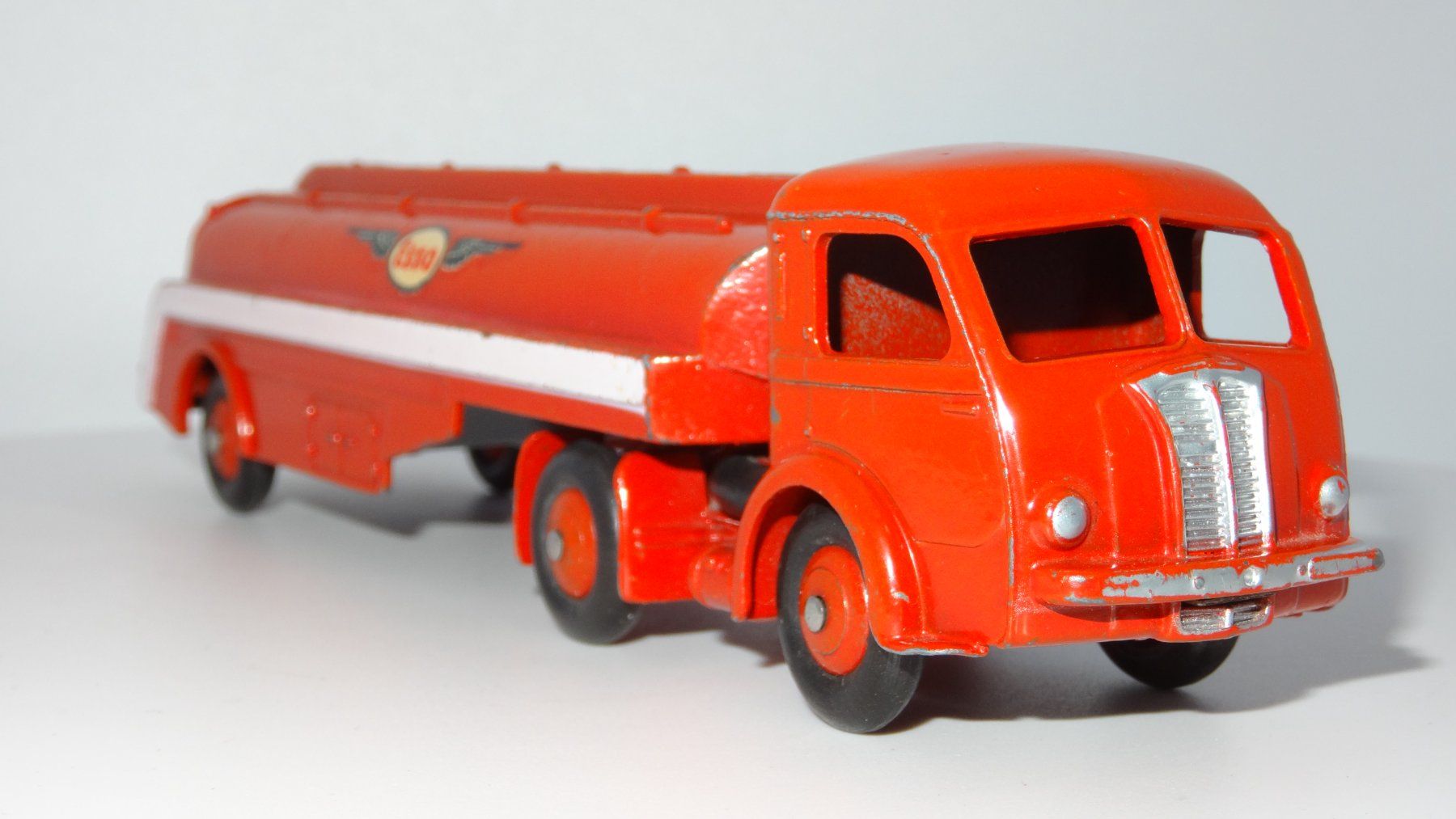 DINKY TOYS – Réf 32C - Tracteur Panhard Movic citerne Titan ESSO