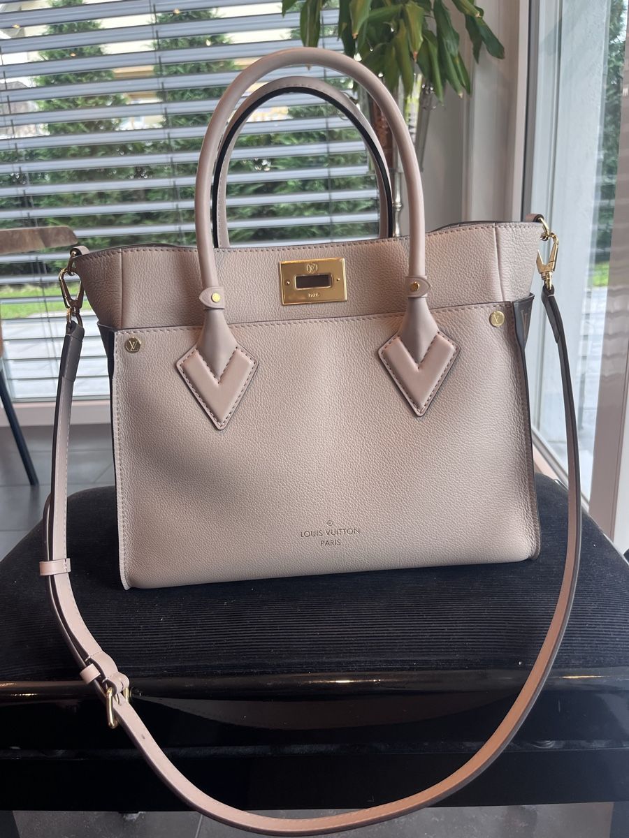 Louis Vuitton Borse: Louis Vuitton On my side MM in greige - Fullset – Nuovo e nell'imballaggio originale da Oberriet SG venduto da fri_88n2 3