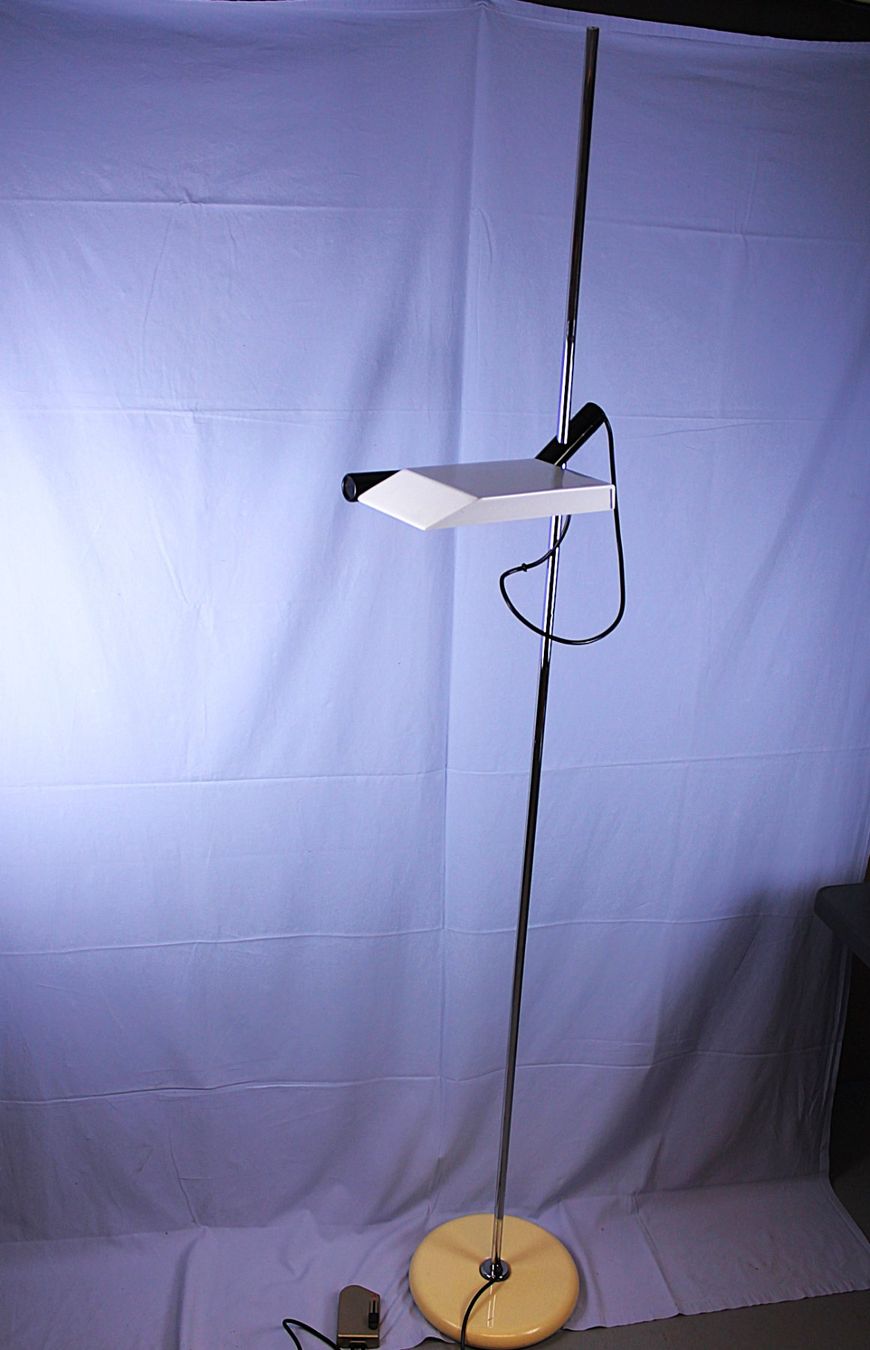 Guzzini Lampen: iGuzzini Stehlampe mit Fussdimmer – Gebraucht aus Reinach BL von bk_brockireinach