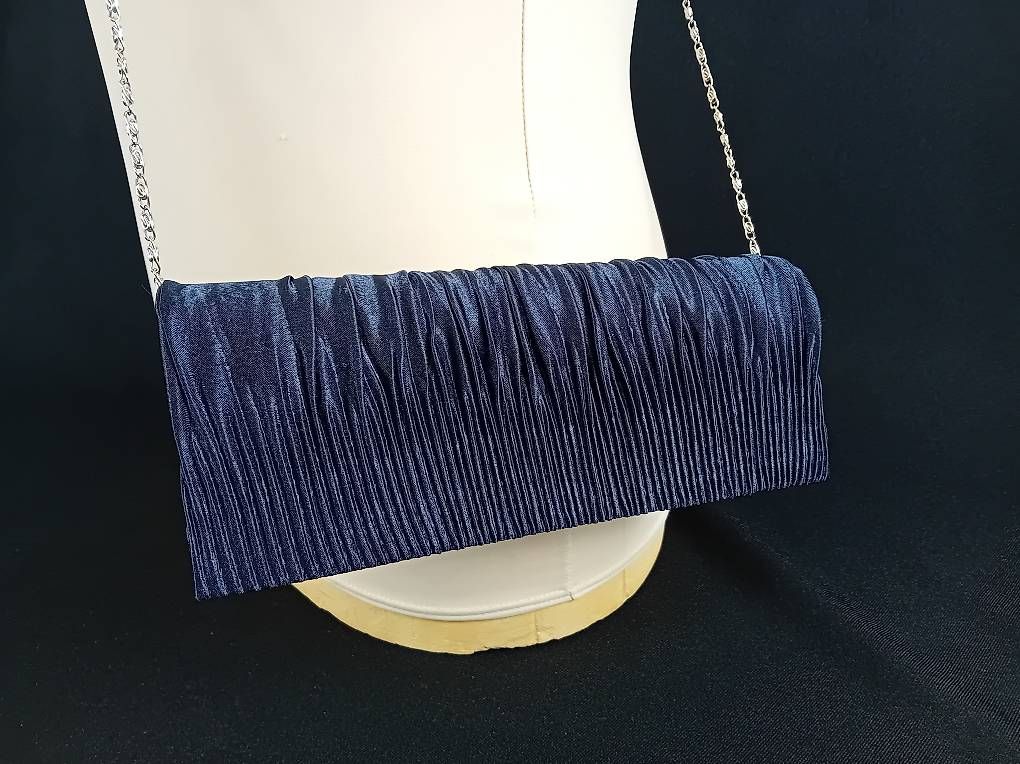 Taschen für Damen: Abendtasche Dunkelblau mit Kette neuwertig – Gebraucht aus Bünzen von Milly32 2