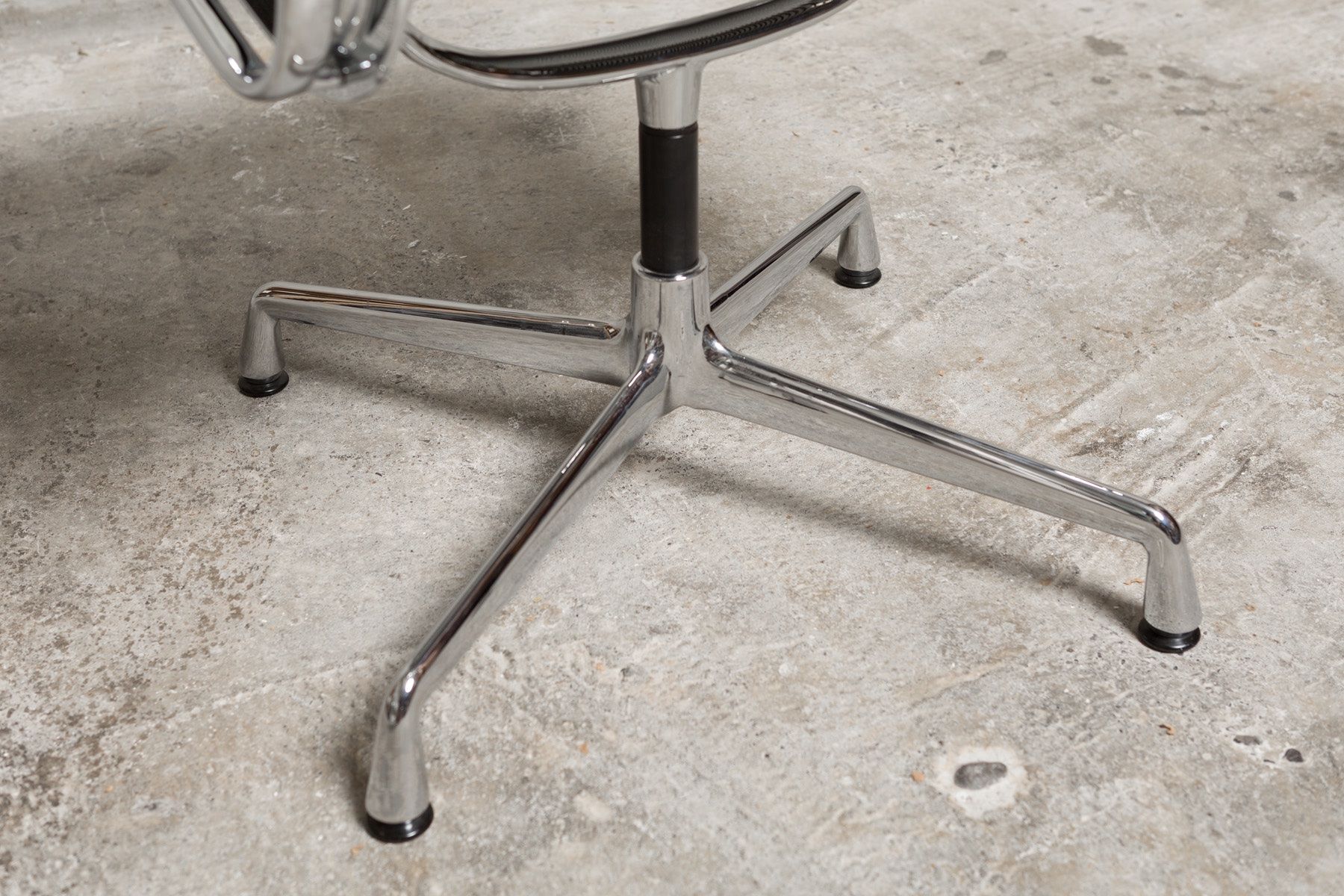 Vitra Chaises: Zwei drehbare Eames Stühle EA 108 von Vitra – D'occasion à Bern par sales_et 6