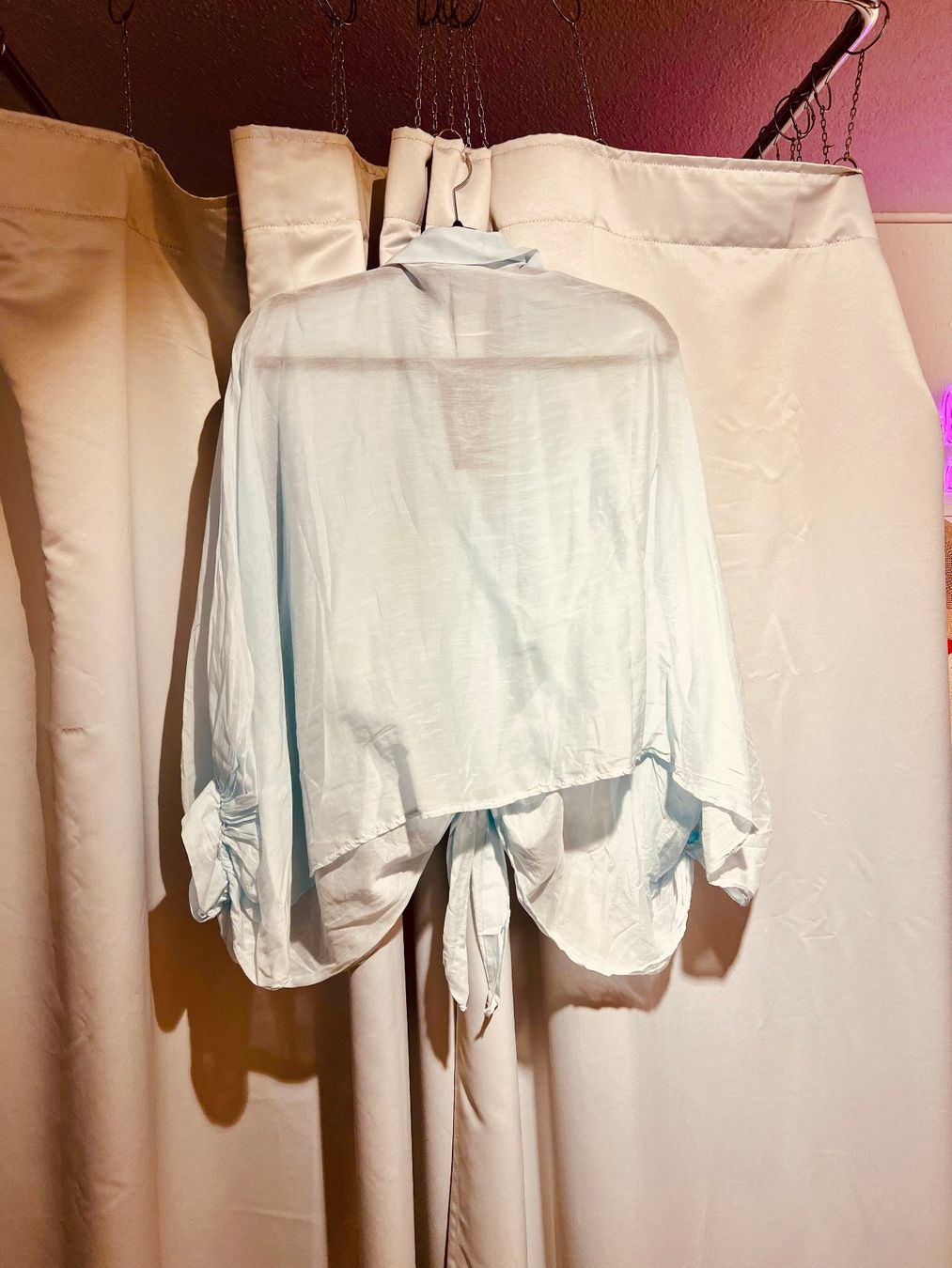 Blusen: Halbtransparente Binde-Bluse mit Ballon-Ärmeln – Neu und originalverpackt aus Zürich von Naebeli 1