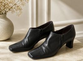 Elegante schwarze Leder-Stiefeletten von MaryAnn