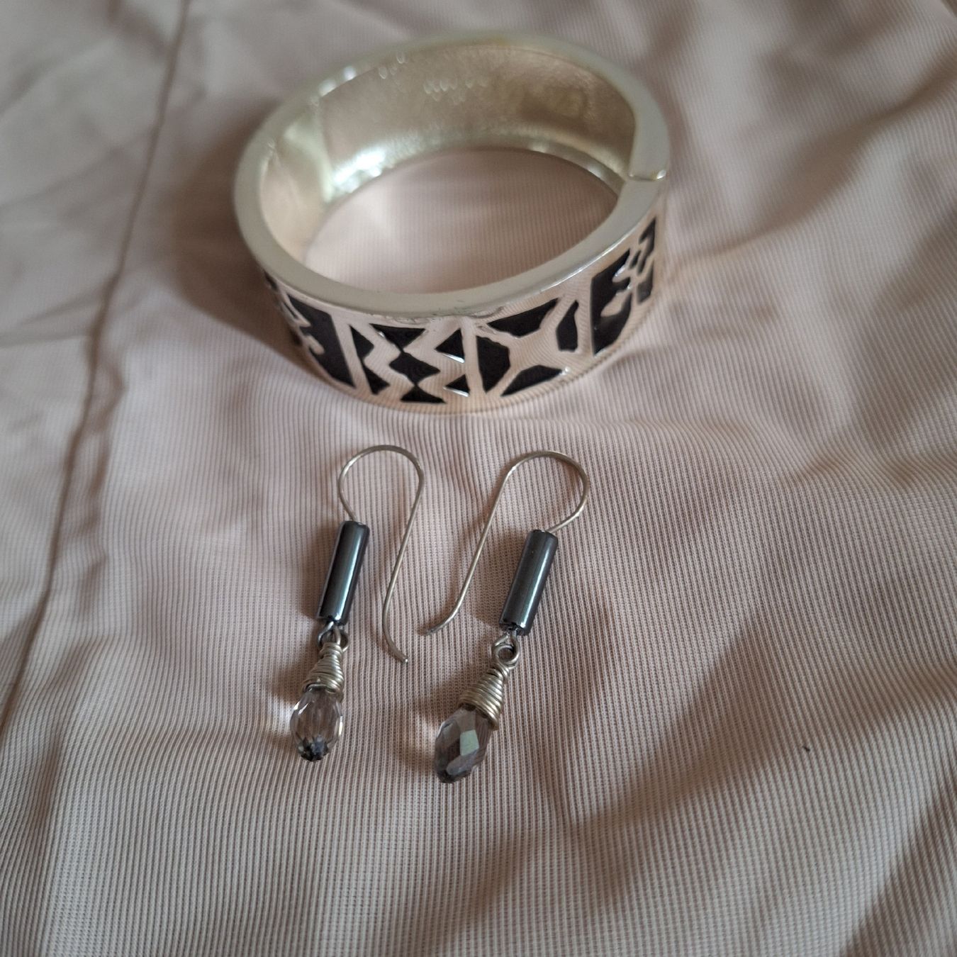 Altri gioielli: Versand möglich! Schmuck Set: Armreif & Ohrringe – Usato da Winterthur venduto da Goldpipau