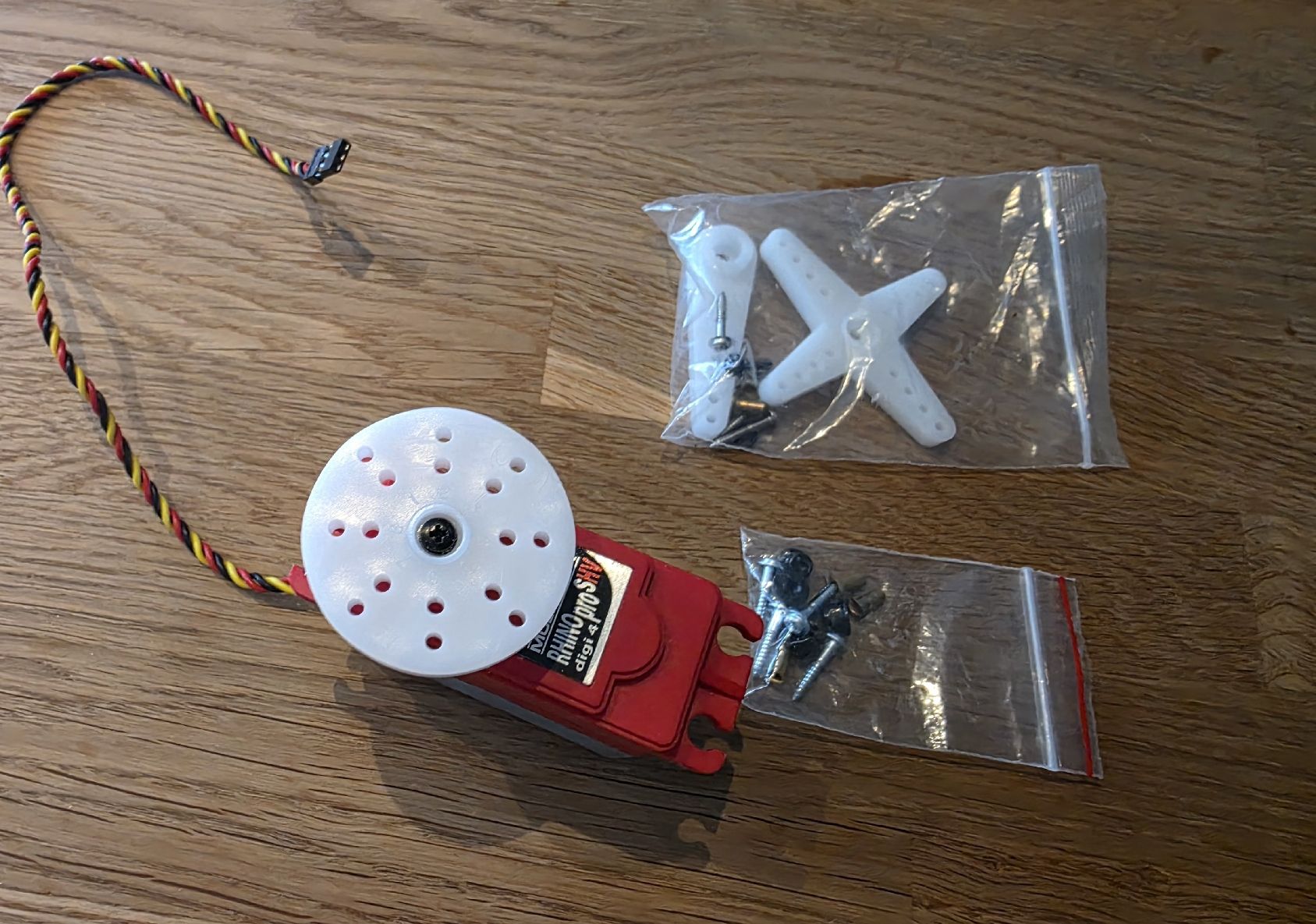 Modellismo RC: Neues RHINO Servo Pro SHV digi 4 – Nuovo e nell'imballaggio originale da Ettenhausen TG venduto da RS5.F-1 1