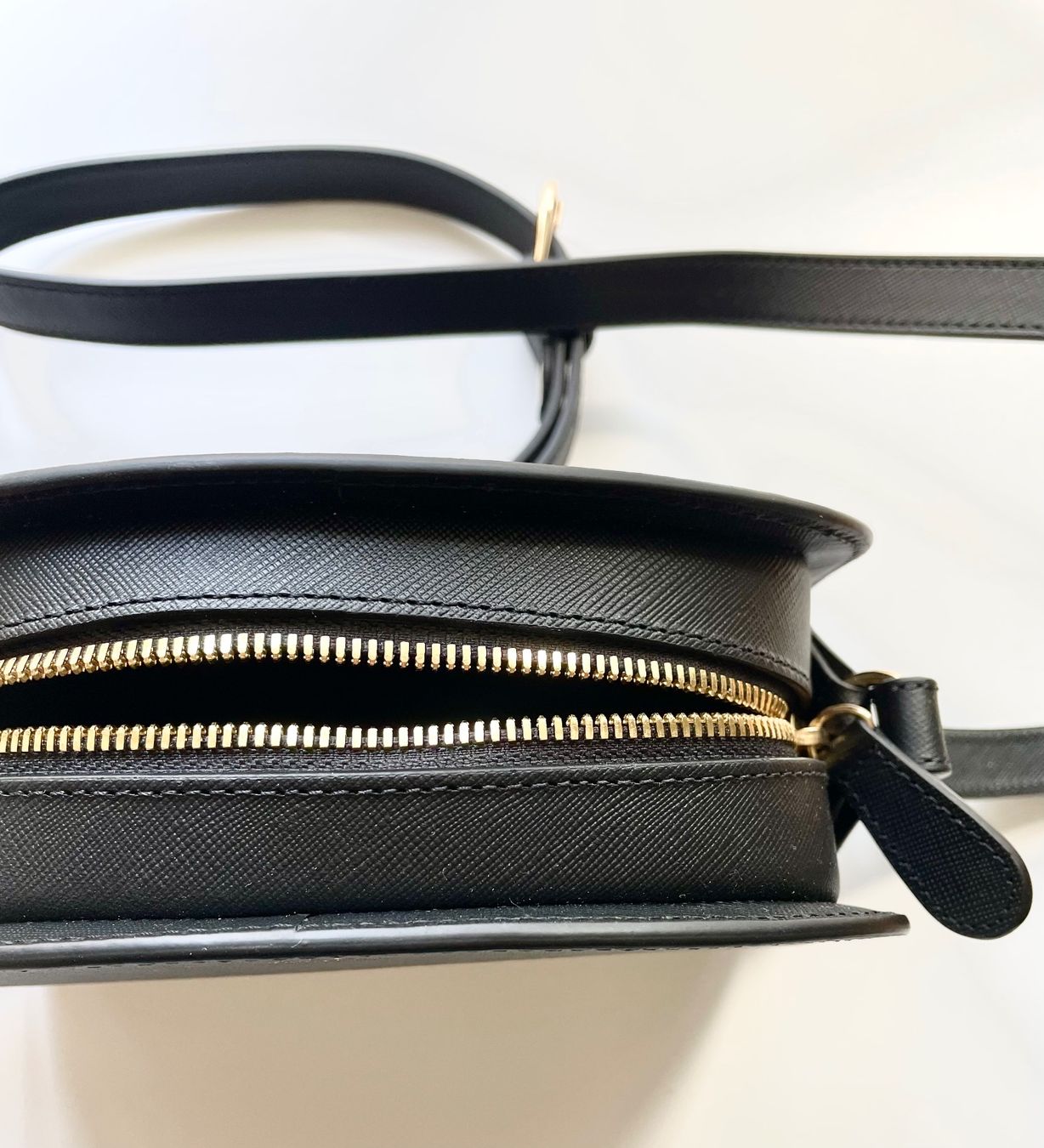 Apc Taschen für Damen: A.P.C. Half Moon bag – Neu (gemäss Beschreibung) aus Zürich von hol_bc6v 1