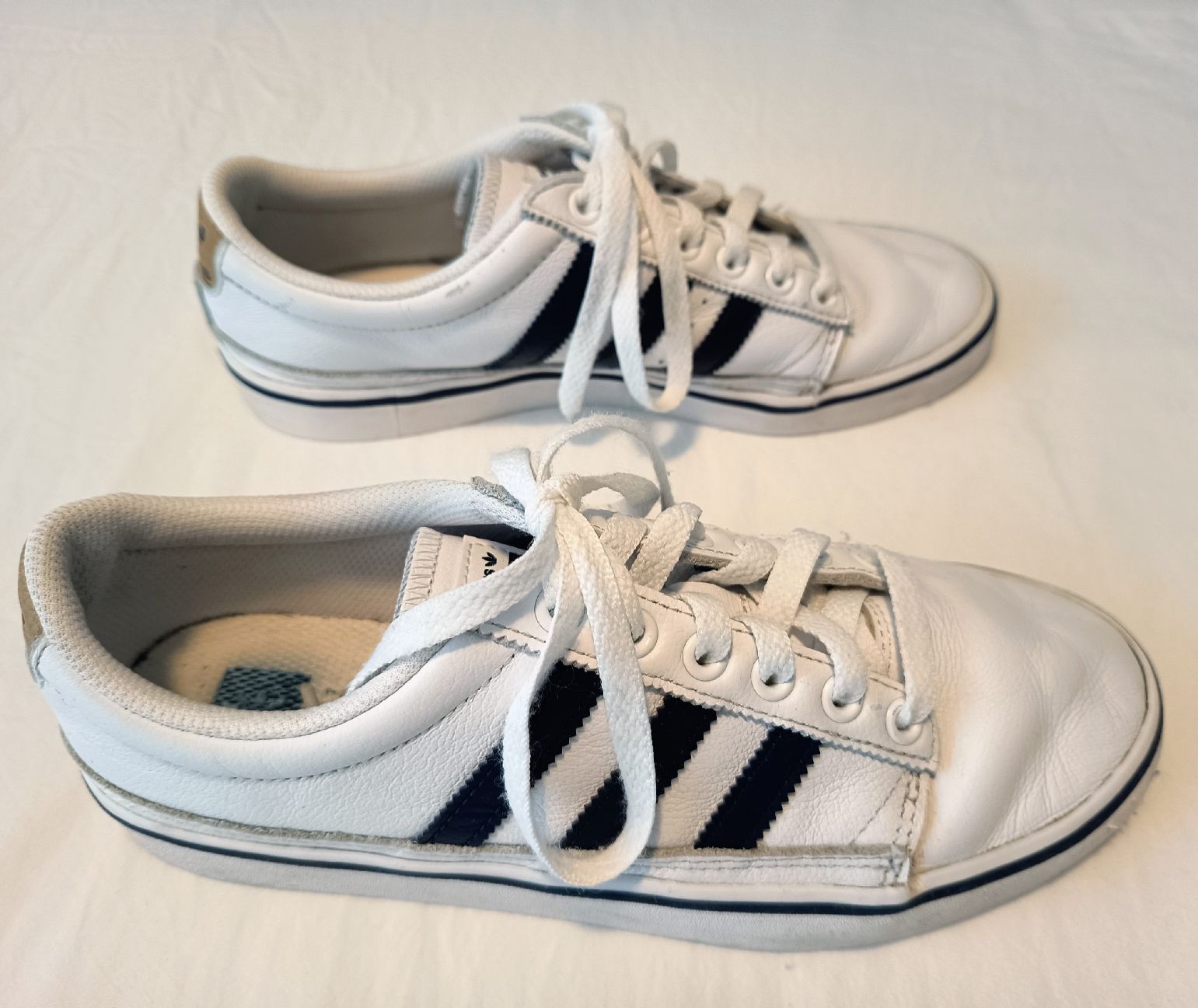 Adidas Scarpe da uomo: Adidas Sneakers - White/Navy - Size US 6.5 – Usato da Basel venduto da beg_6v7r 2