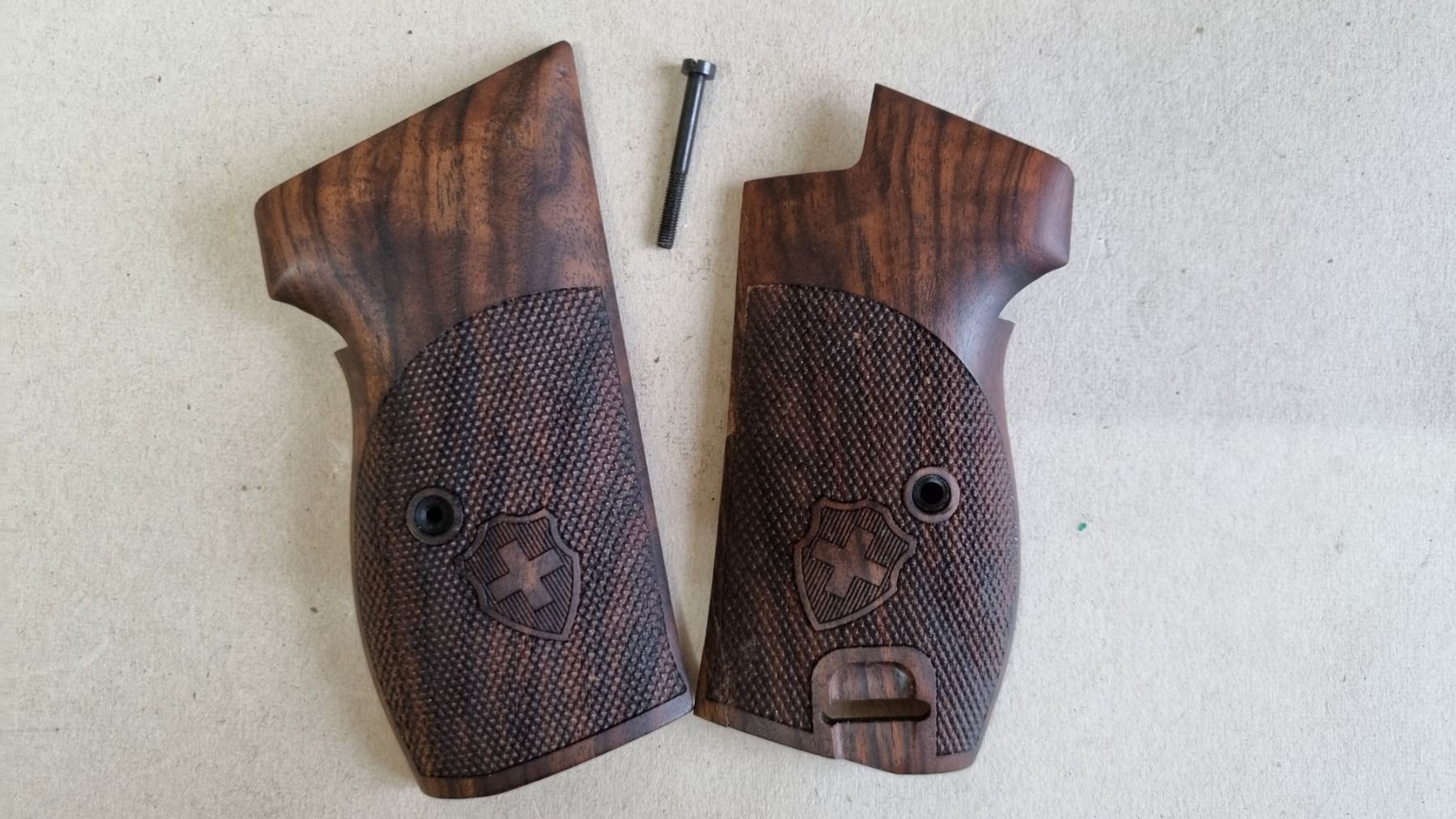 Schützensport: SIG 210 / P49 Griffschalen mit Schweizerkreuz – Gebraucht aus Koblenz von