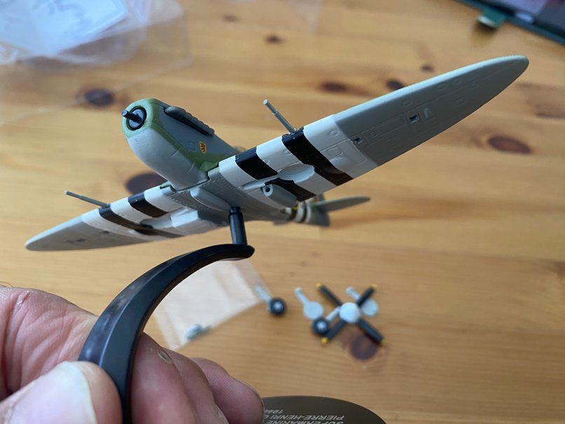 Kit di modellismo & Modellini statici: Spitfire MK.IXB, pilot Pierre-Henri Closterman, 1944 – Nuovo e nell'imballaggio originale da Prangins venduto da Timband 4