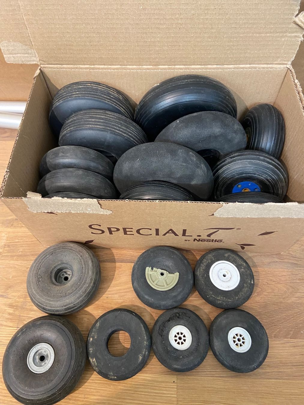 RC Modellbau: Schachtel voll mit Rädern – Gebraucht aus Pratteln von Arthband
