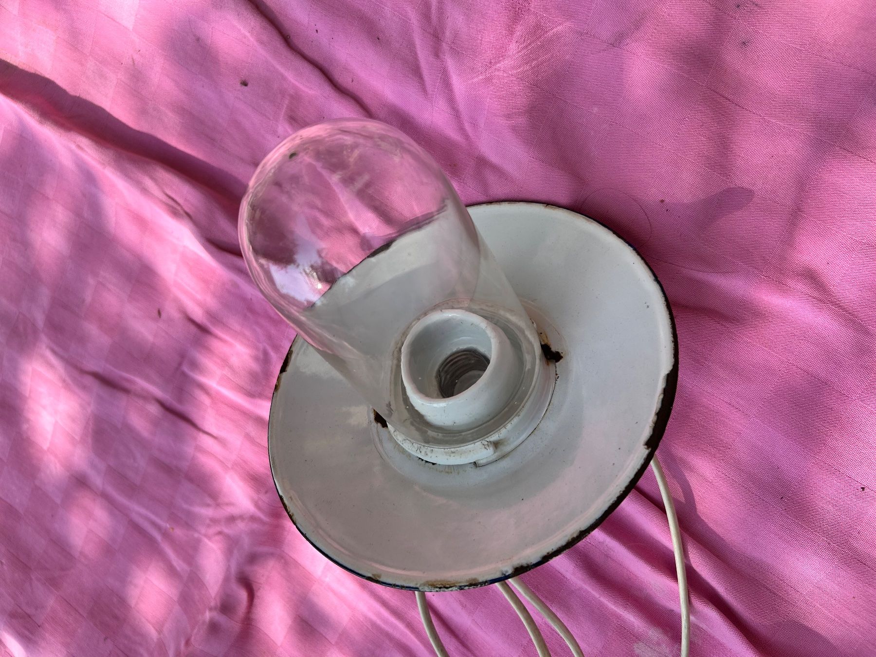 Lampen: Antike Hängelampe Glasgehäuse weiss emailliert – Gebraucht aus Bremgarten b. Bern von Thermes 1