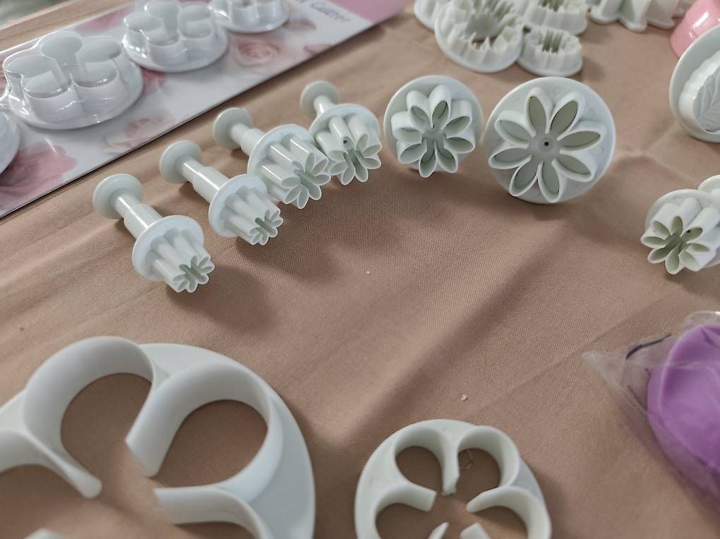 Materiale per modellare: Cake Design / Blumen/ Backen verschiedenes  – Usato da Kollbrunn venduto da Morena61