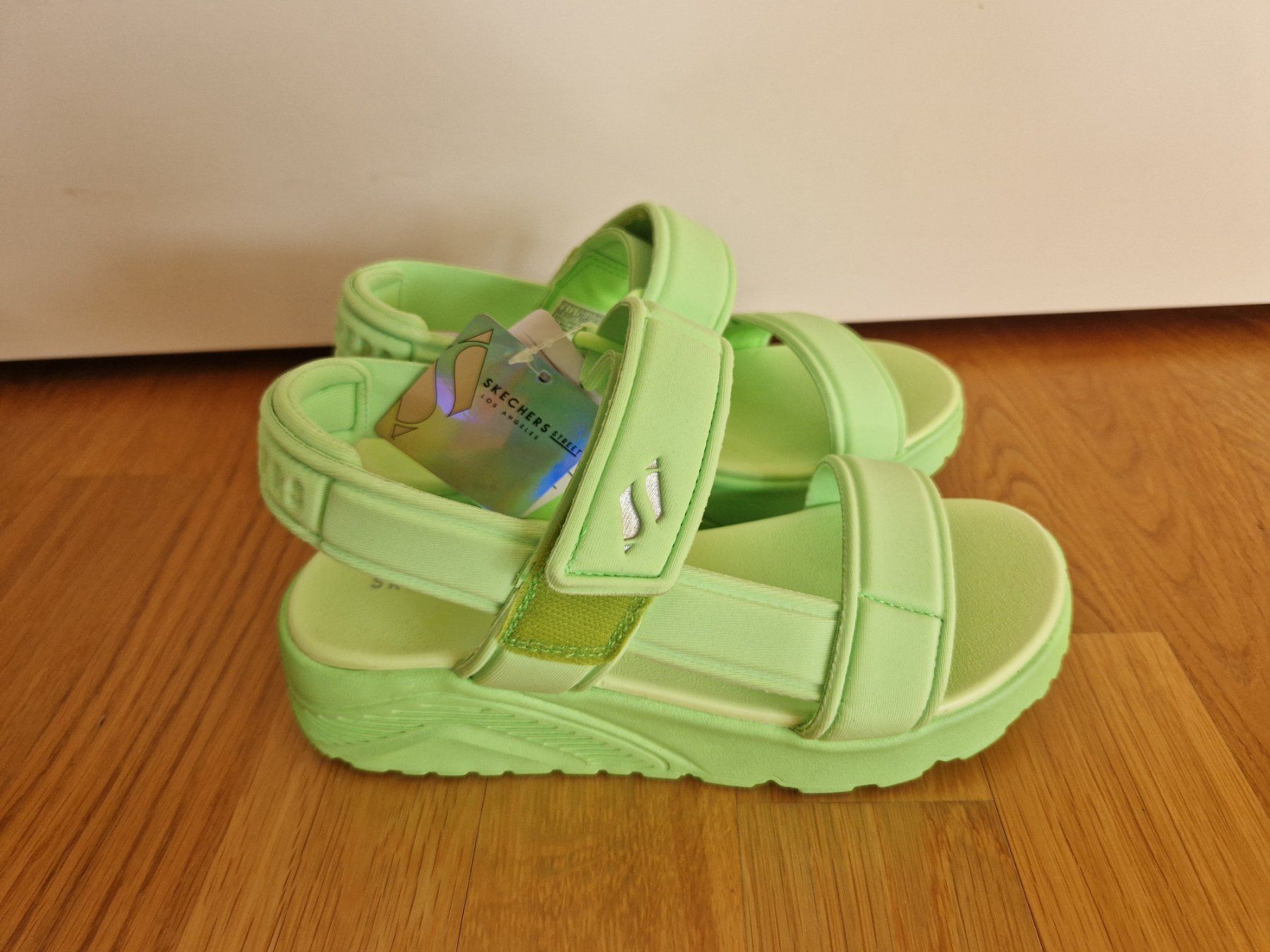 Skechers Schuhe für Mädchen: Neu Skechers Sandalen, Gr. 35 – Neu (gemäss Beschreibung) aus Buchs Sg von Valedi
