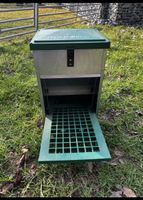 Futterautomat ‚Feed-o-Mat‘ von Olba für Hühner