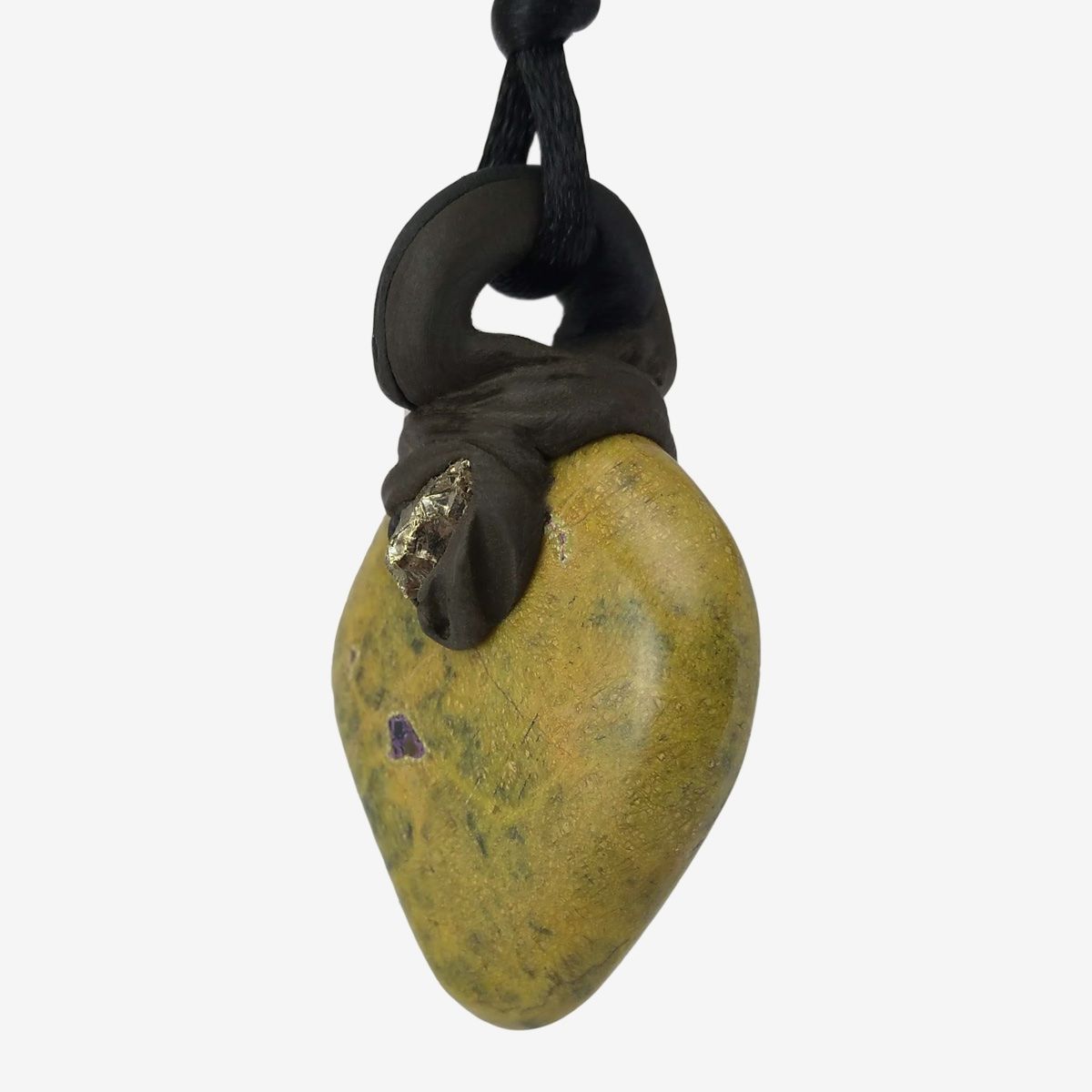 Minerali & Pietre curative: Serpentin-Stichtit Steinanhänger mit Pyrit – Nuovo e nell'imballaggio originale da Meilen venduto da Kaleidoskopia 1