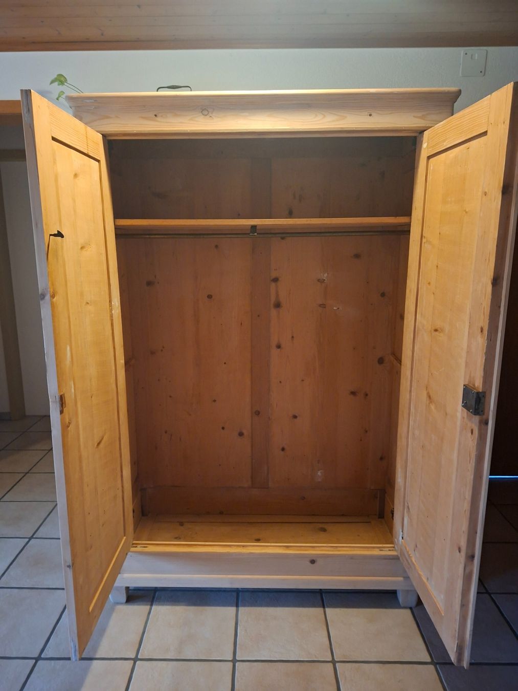 Armadi: Alter Kleiderschrank – Usato da Mühlau venduto da dac_9g7g 4