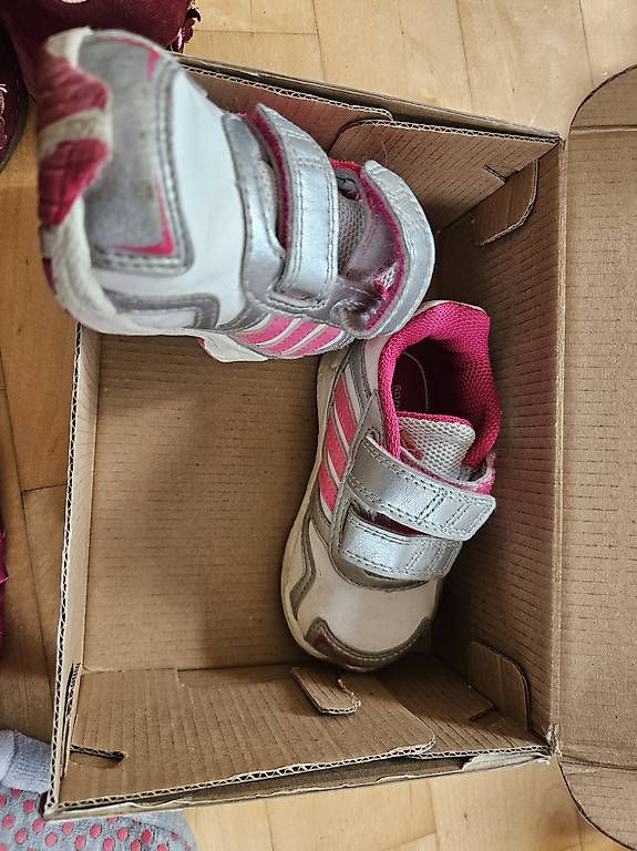 Schuhe für Jungen: Kinderschuhe Adidas Grösse 19 – Gebraucht aus Aarau Rohr von Adoxa