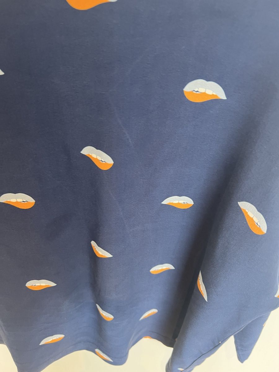 Camicette: ODEEH Seidenbluse, dunkelblau mit Lippenprint, Gr. 38 – Usato da Meilen venduto da Dievondort 2