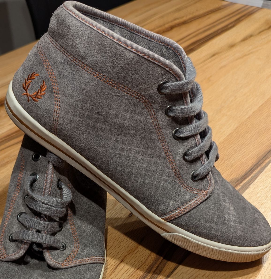 Fred Perry Scarpe da uomo: Fred Perry Sneaker Wildleder Grau Gr. 42 – Usato da Zürich venduto da Cobra75b