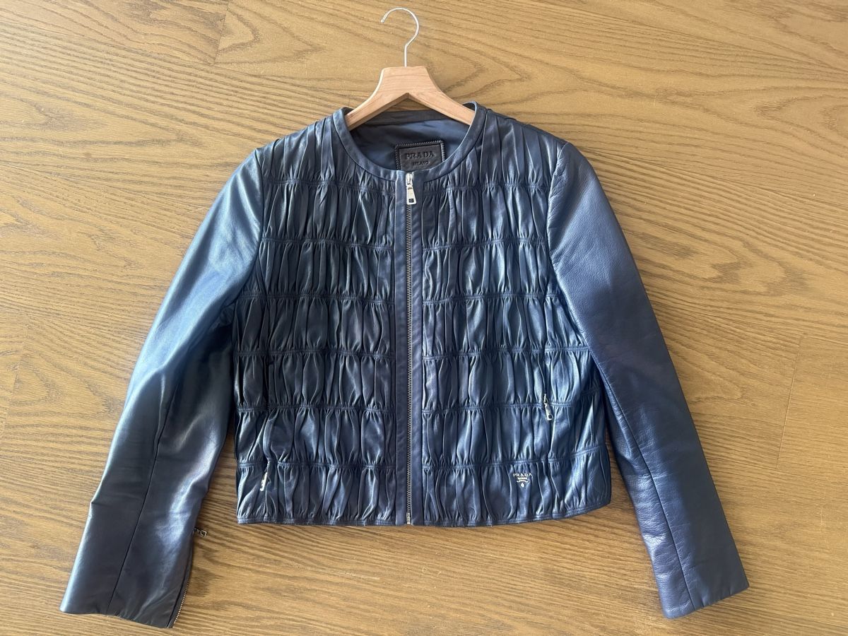 Prada Vestes: Neuwertige original Prada Lederjacke, Grösse IT 44 – Neuf (Voir description) à Zug par Serena_7500