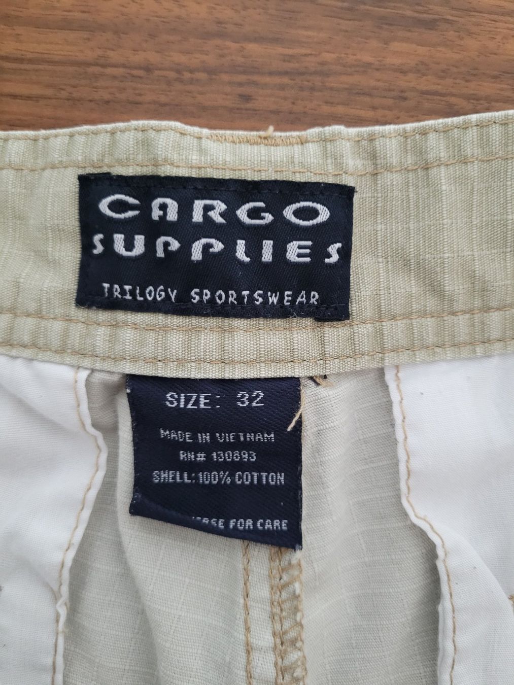 Pantaloni: Supplies Cargo Shorts, Gr. 32 – Usato da Birrwil venduto da Mischabel1 1