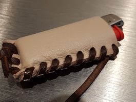Handgefertigtes Mass-Lederetui für kleines Bic Feuerzeug
