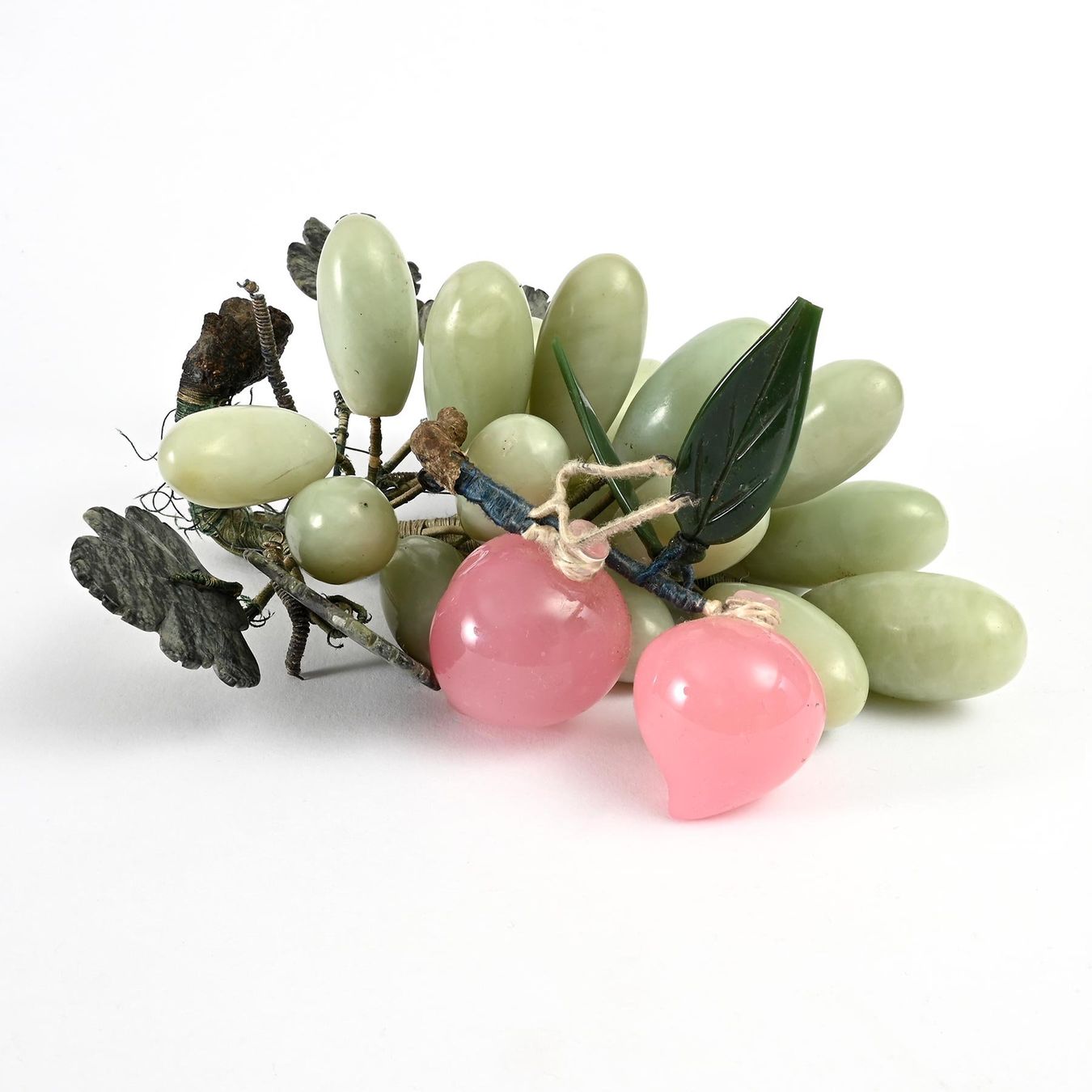 Statuette: Alte chinesische Jade Stein Früchte, Trauben & Pfirsiche – Usato da Bern venduto da glychenberg