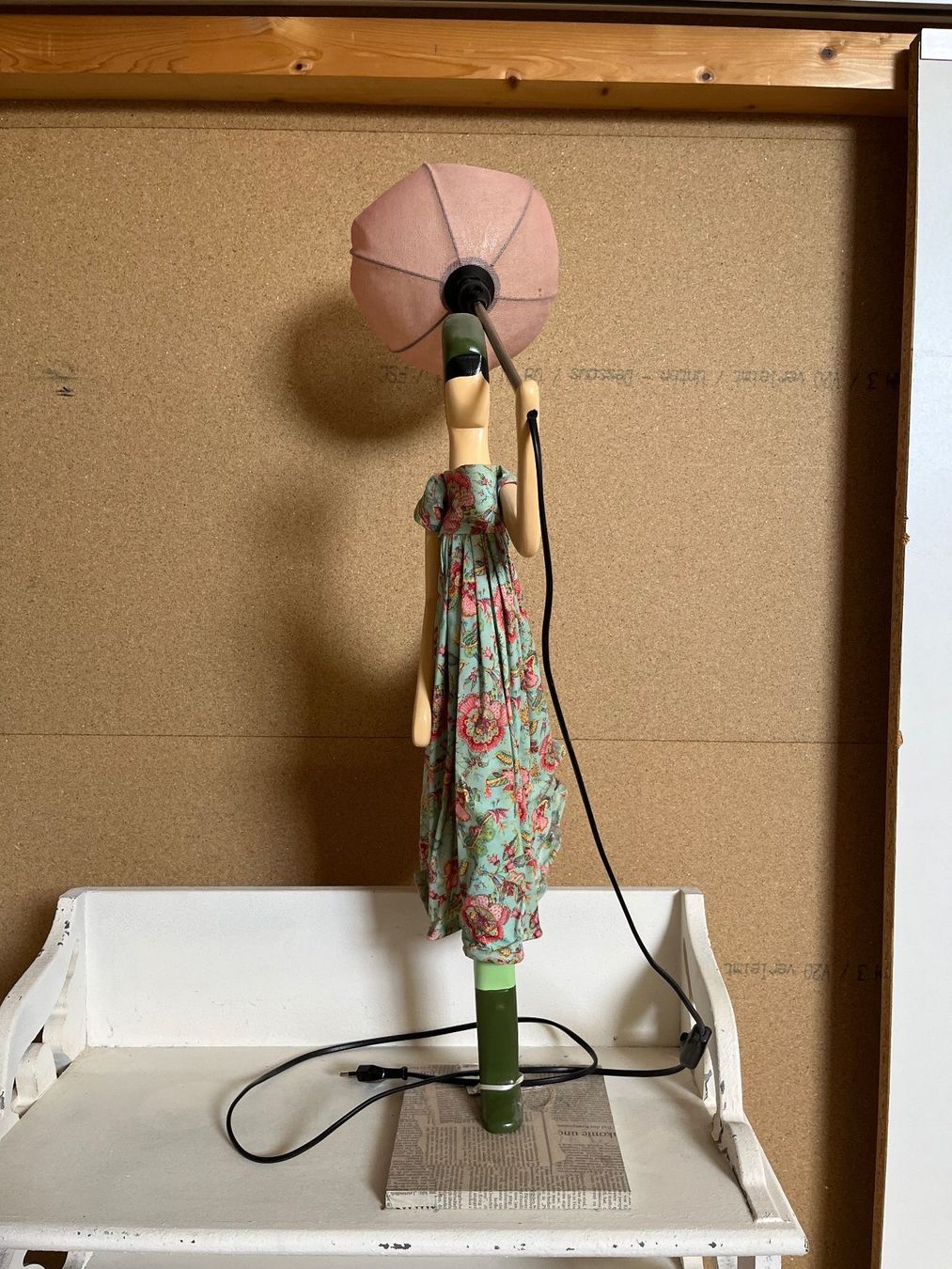 Lampes: Hübsche Deko-Lampe mit Figur und Blumen-Kleid – D'occasion à Derendingen par Sabine16 4
