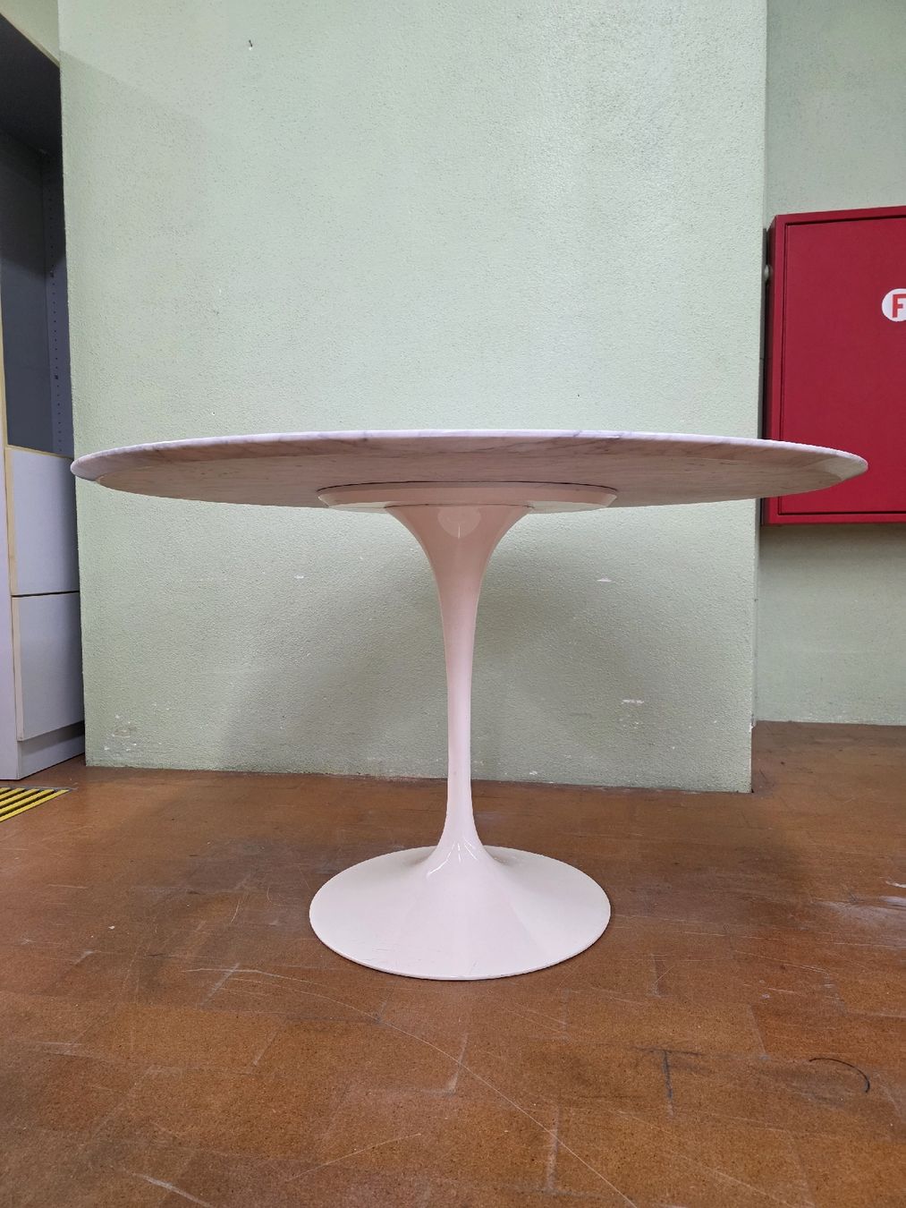 Tische: Designer Tulip Tisch aus Marmor – Gebraucht aus Lichtensteig von UsedINStore 2