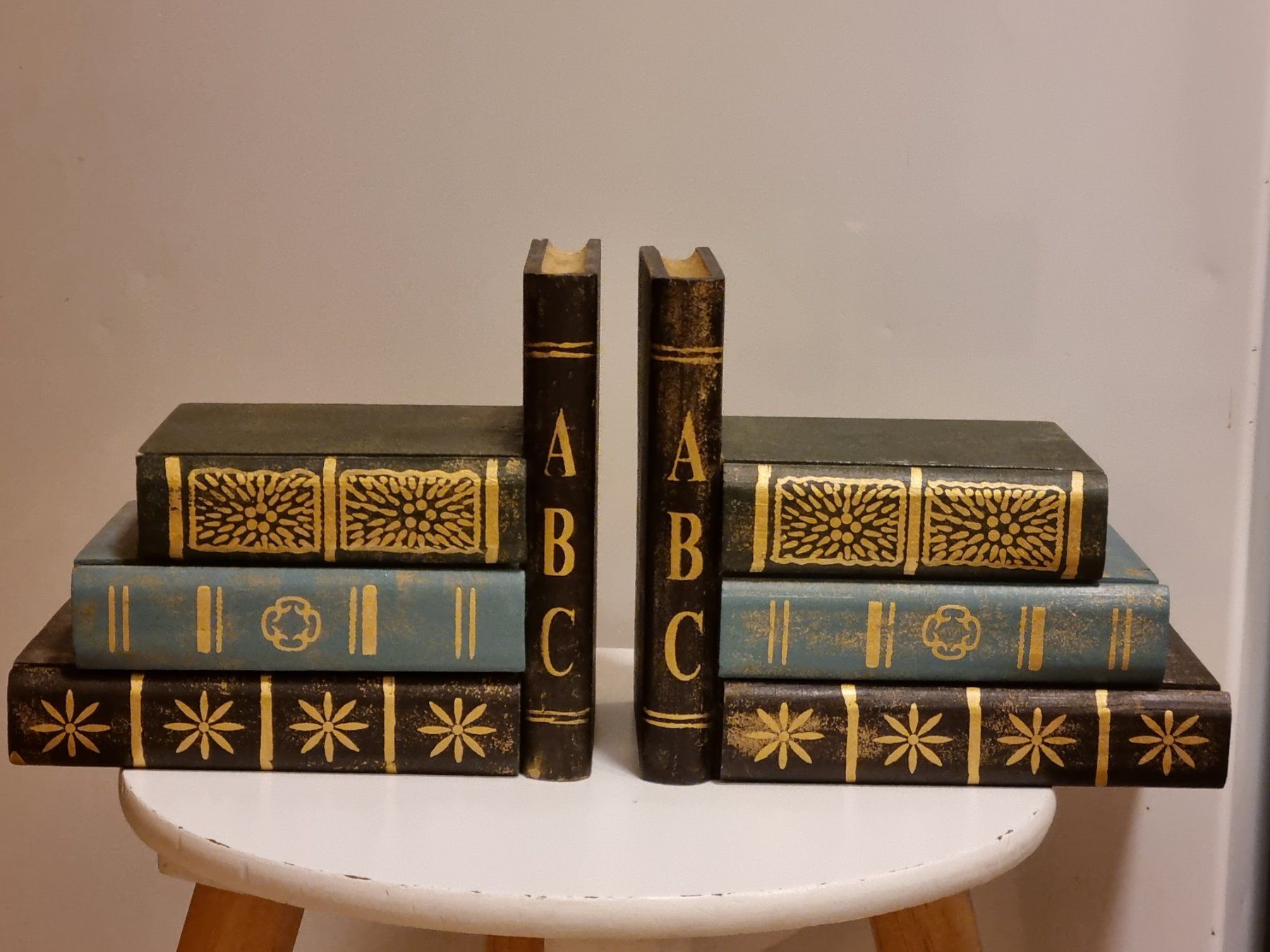Altro in Decorazioni & Accessori: Buchstützen mit Geheimfächern Bücher-Optik – Usato da Scharnachtal venduto da devin03