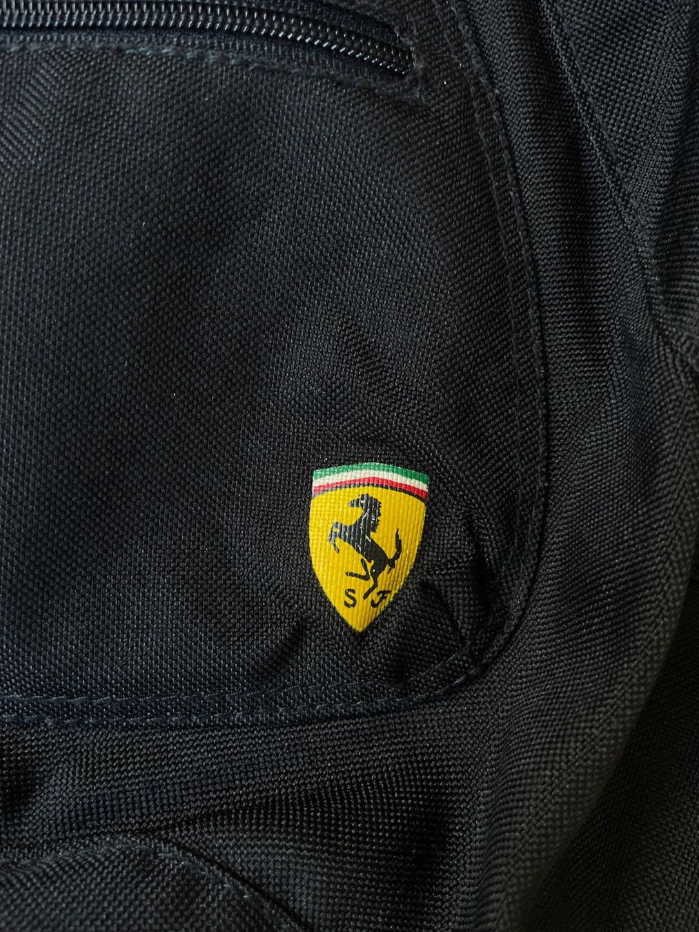 Ferrari Borse: Vintage Y2K Ferrari Sling Bag – Usato da Zürich venduto da le_souk 2