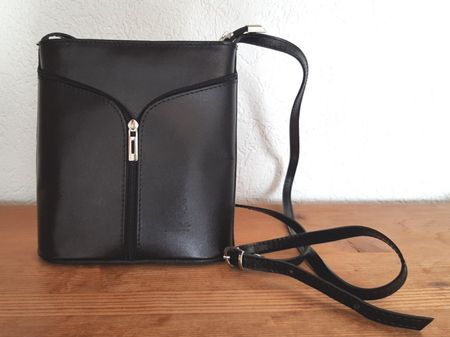 Schwarze Umhängetasche von Vera Pelle, neuwertig