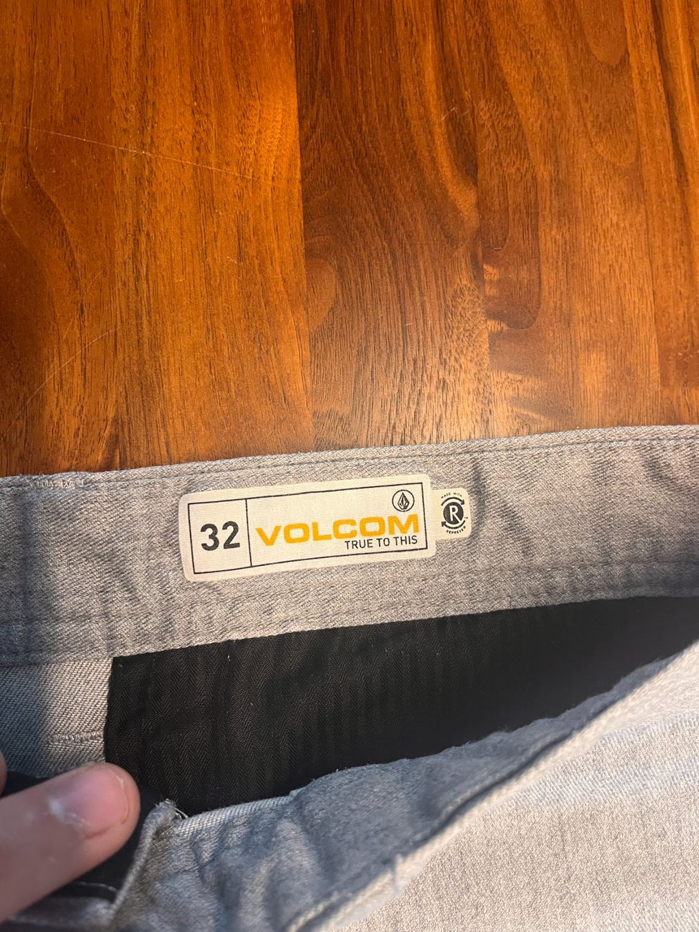 Volcom Pantaloni: Volcom Shorts grau, vintage – Usato da Burgdorf venduto da Roman.Bichsel 2