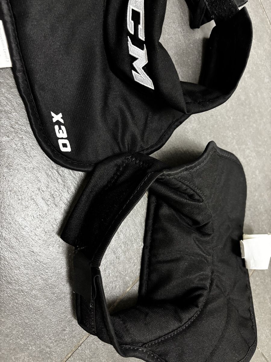 Ccm Protections: 2 x CCM X30 Halsschutz Grösse SR 35-45cm – D'occasion à Diepoldsau par 5RO5WE 1