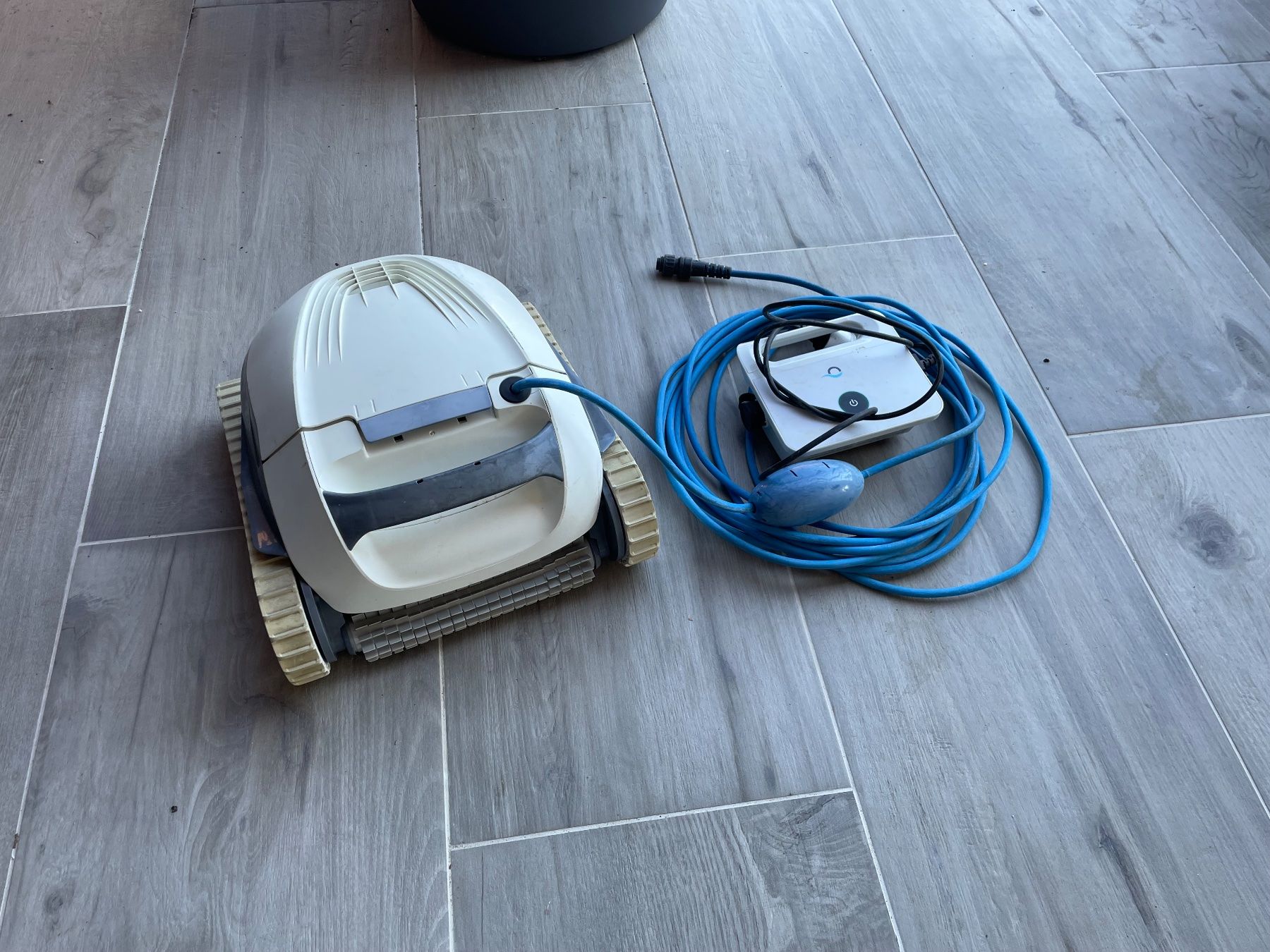 Dolphin Accessoires de piscine: Gebrauchter Poolroboter Maytronic Dolphin E10 – D'occasion à wila par steven22