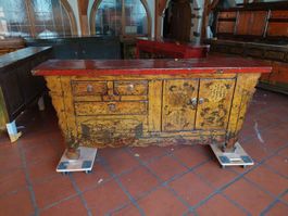 Grosses asiatisches Sideboard gelb Vintage