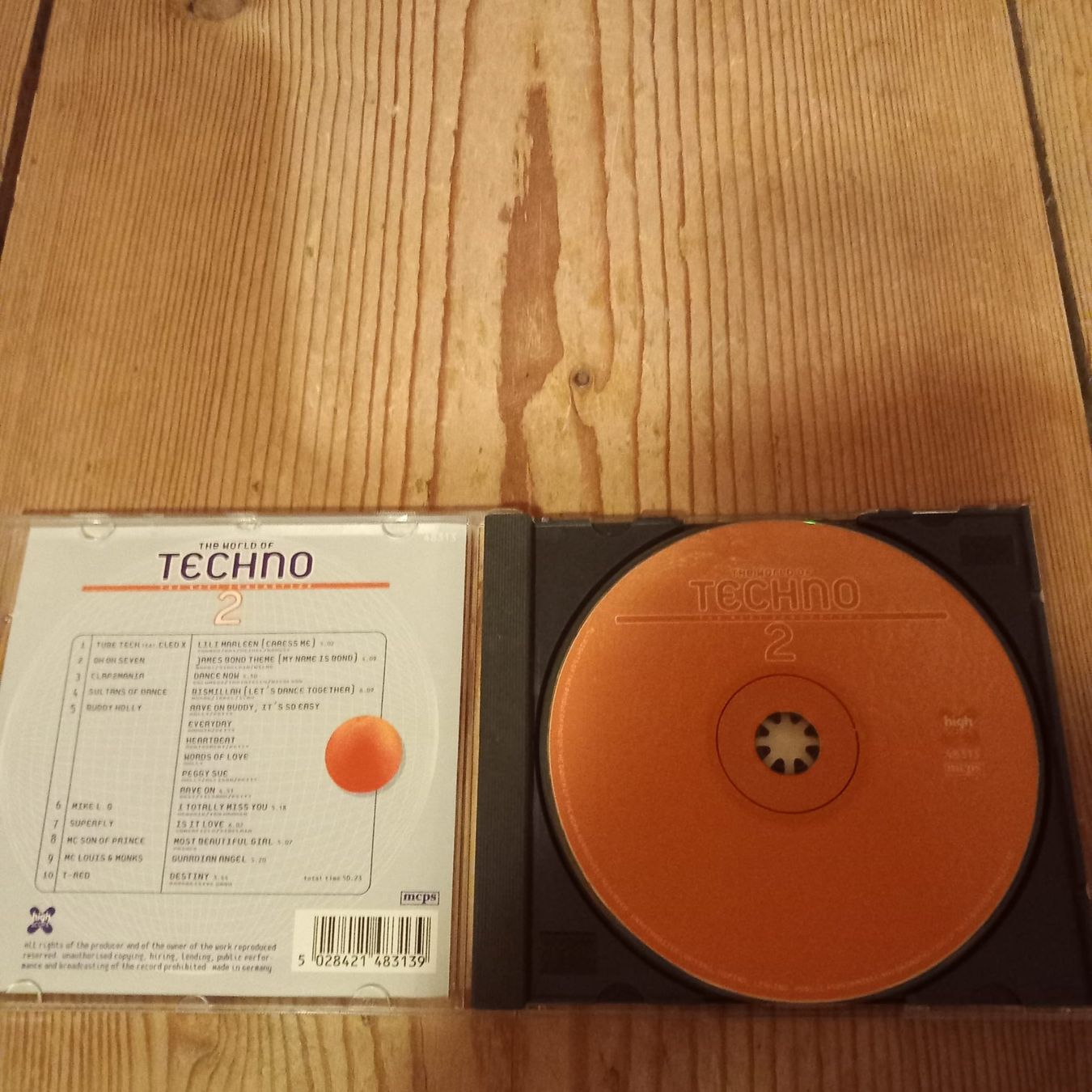 CD: The World of Techno 2 – Usato da Ganterschwil venduto da zaz_h9b6 1