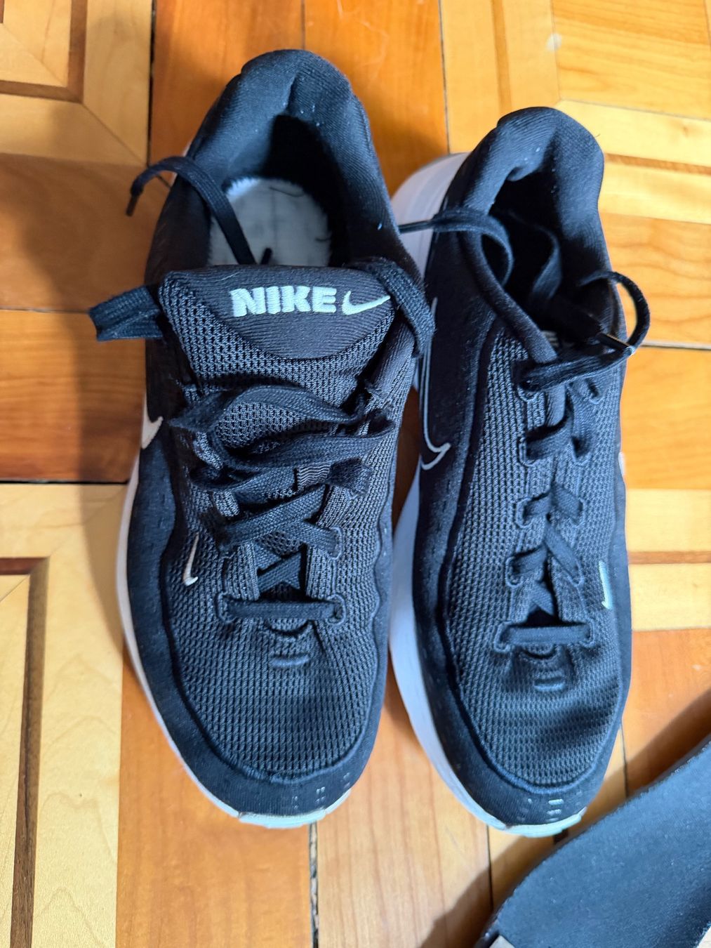 Nike Scarpe da uomo: Nike Hallenschuhe Grösse 40 – Usato da St. Gallen venduto da dor_zx26