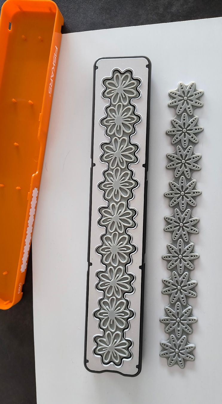 Fiskars Sciablone: Fiskars Stanzschablone Blumenranke Bordüre – Usato da Würenlingen venduto da Striga 1