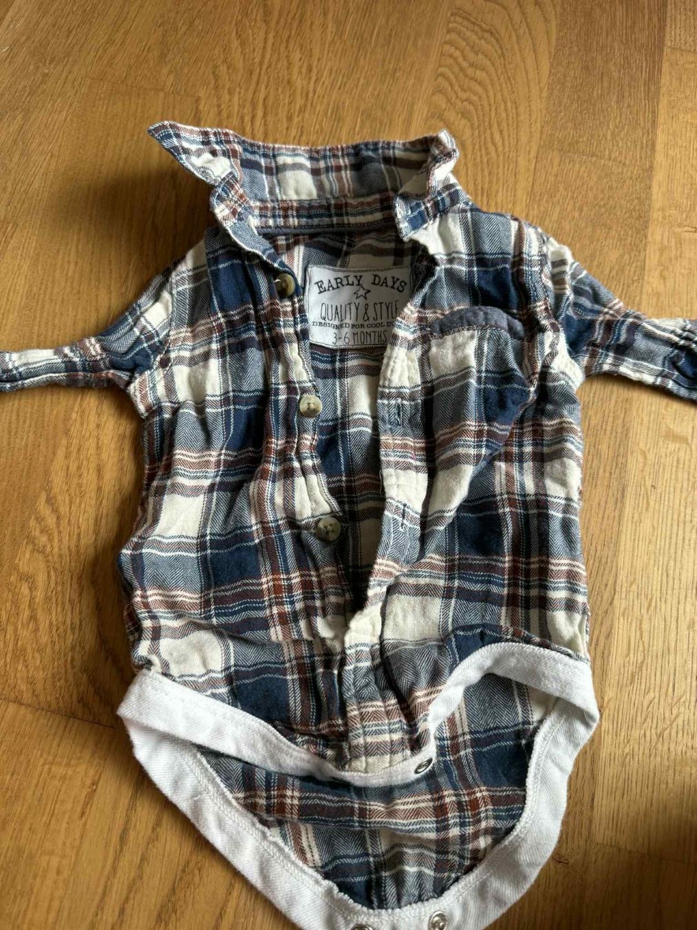 Hemden, Tops & T-Shirts: Body mit Hemd-Optik, Grösse 3-6 Monate – Gebraucht aus Riehen von edu_92w7