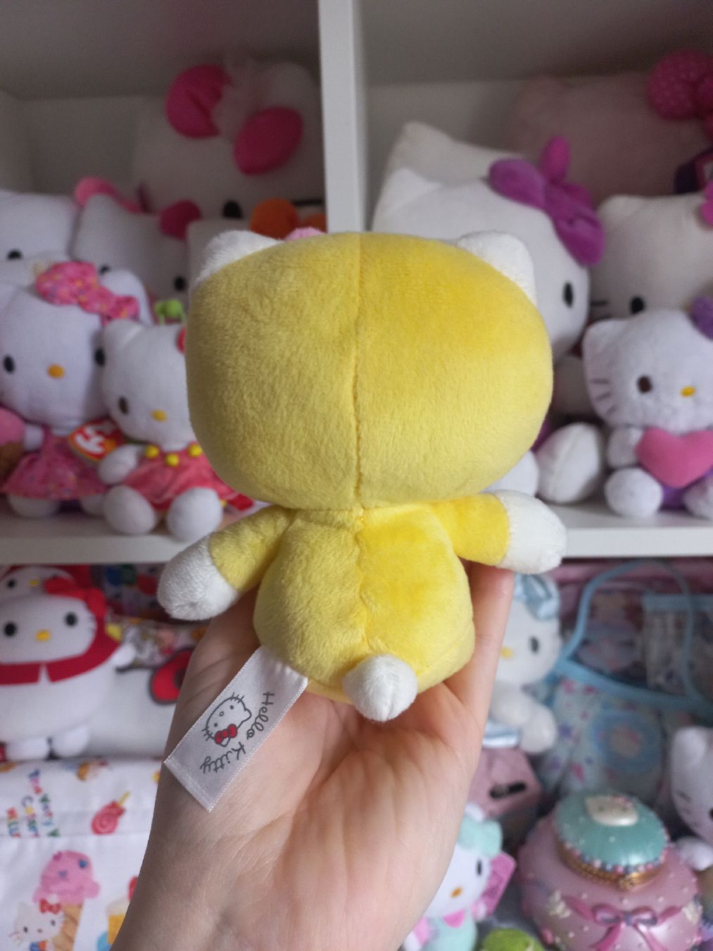 Hello Kitty Giocattoli: Küken Hello Kitty Plüschtier - Sanrio – Usato da Wangen b. Olten venduto da SecondStory4u 1