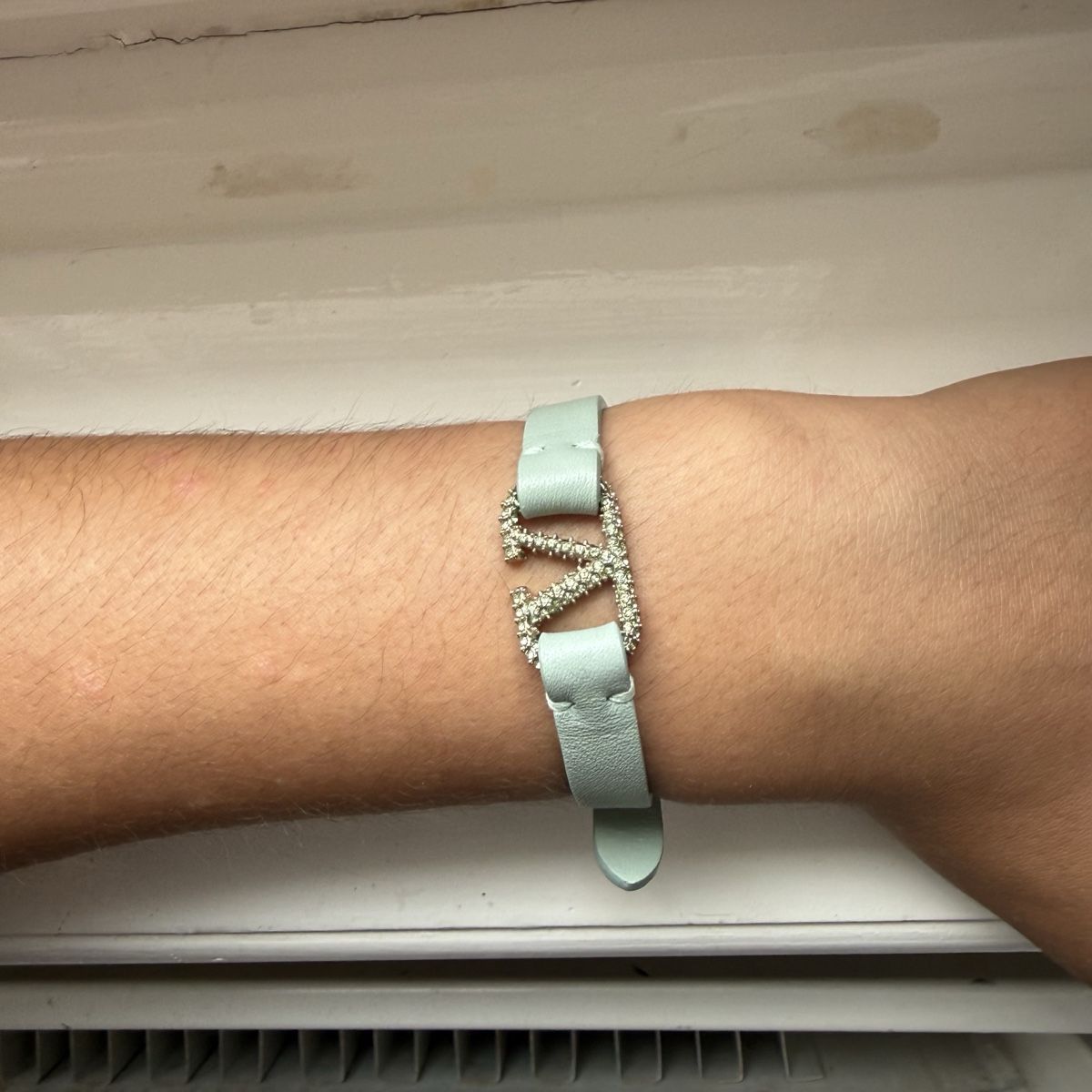 Valentino Armbänder & -reifen: Bracciale donna con logo V e strass – Gebraucht aus Zuoz von cla_9f8s