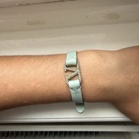 Bracciale donna con logo V e strass