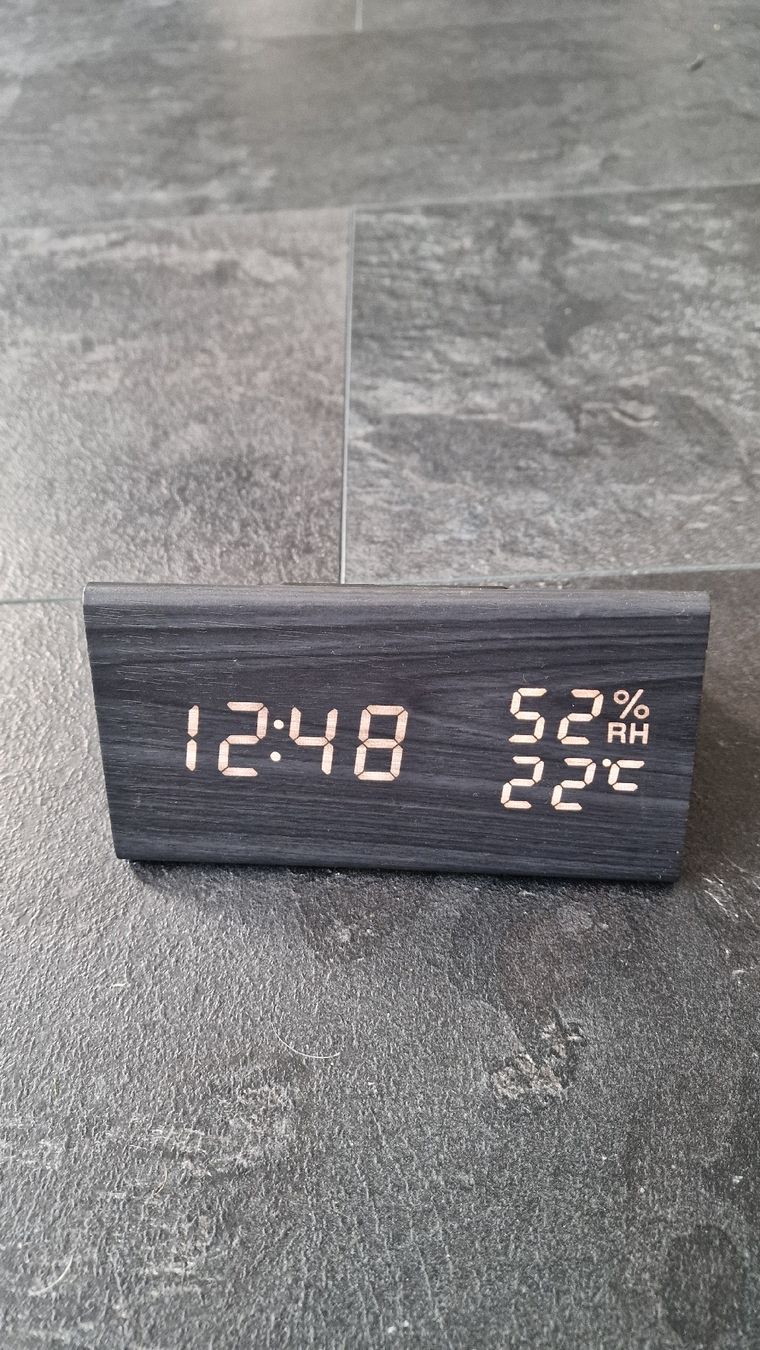 Sveglie: Digitaler Wecker Holzoptik mit Temperatur/Luftfeuchtigkeit – Usato da Urtenen-Schönbühl venduto da Saints67